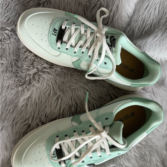 Mint Nike Air Force 1 - Picture 3 of 3